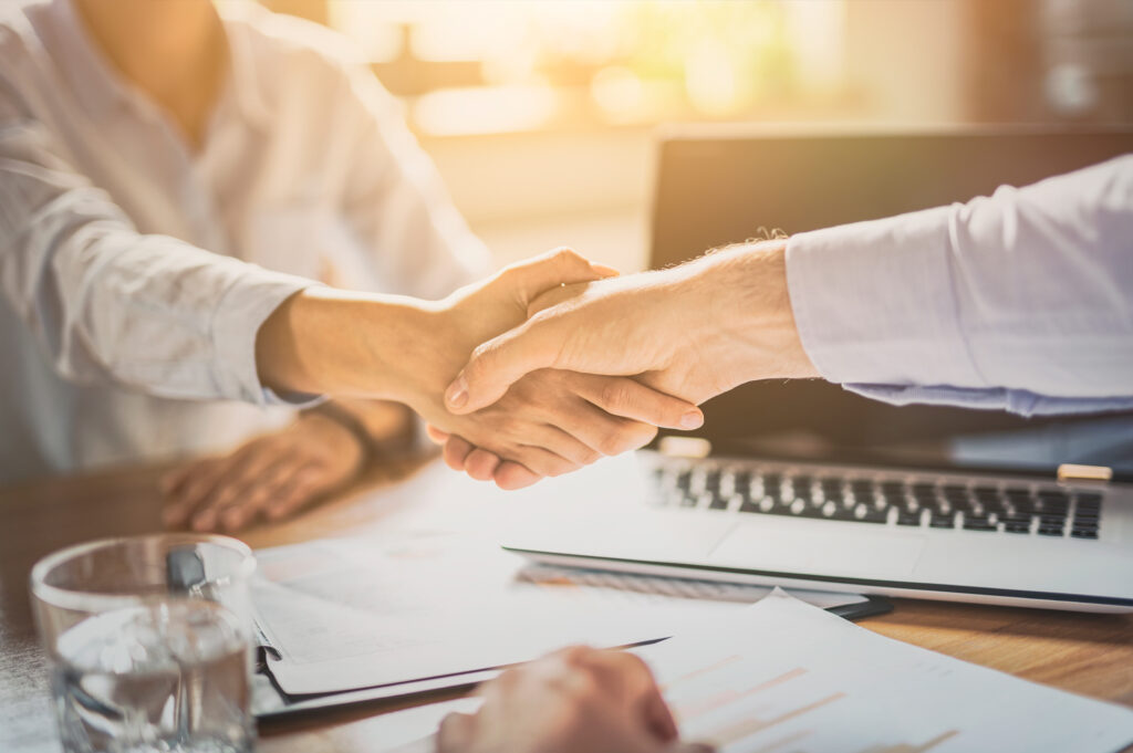 un courtier et sa cliente en collaboration